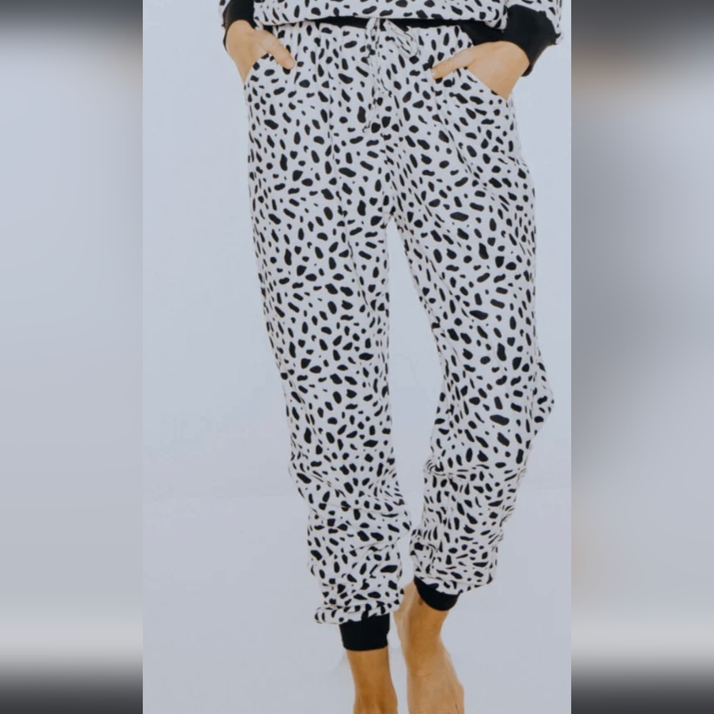 🛍 (3 for $20) Coral Reef BLACK & WHITE ANIMAL PRINT JOGGERS Sz L